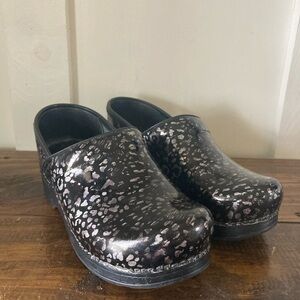 DANSKO 37 black silver cheetah print nursing career shoes